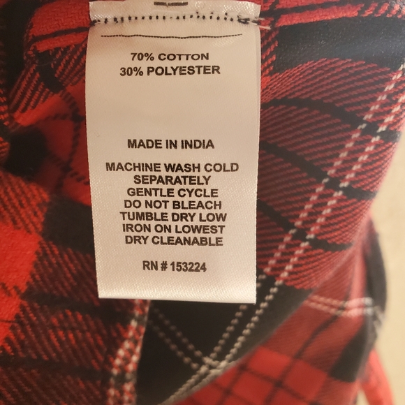 NWT. Red and black Checkered Men button up top - Picture 5 of 5